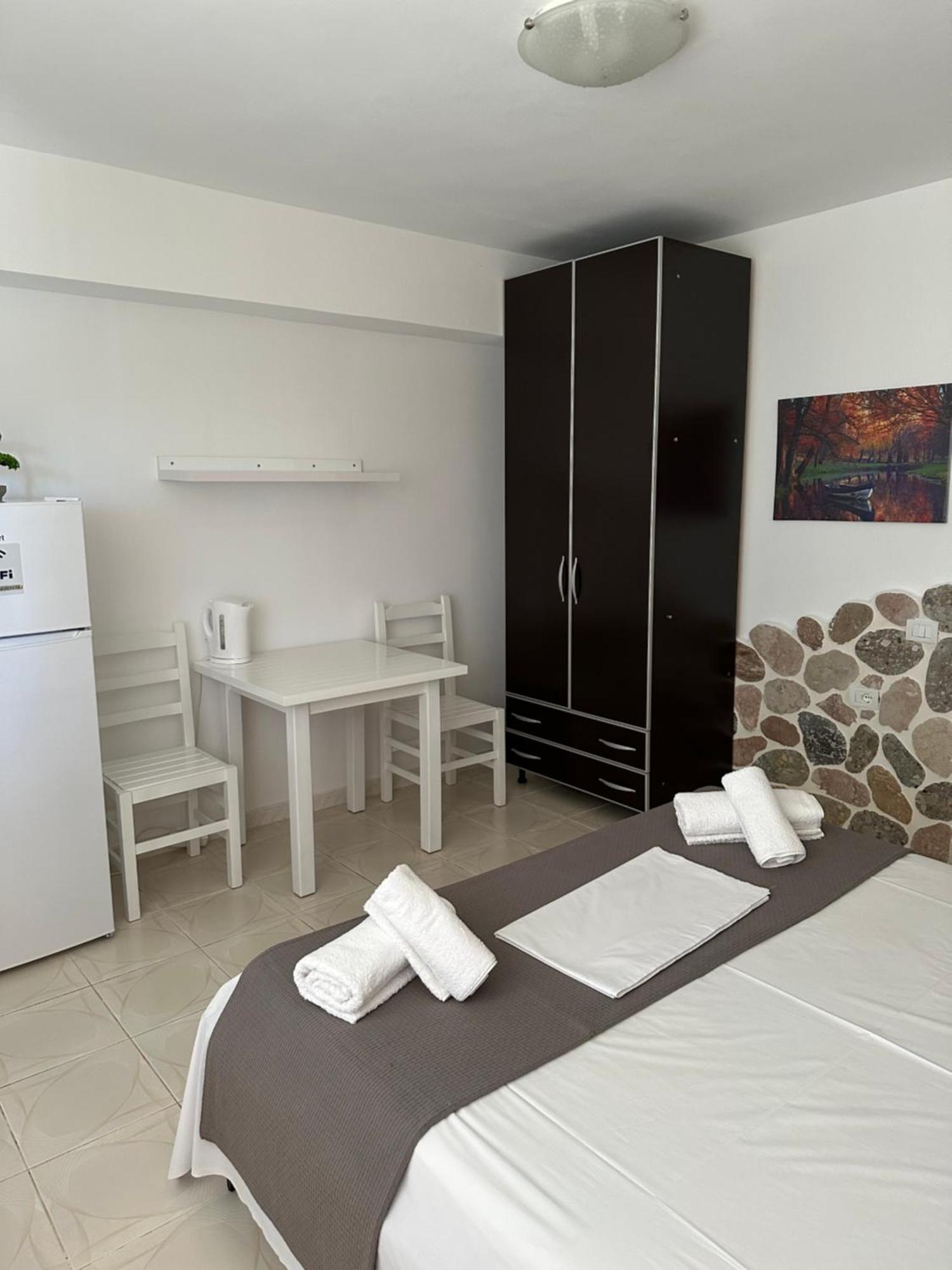 Anna House Dhermi Bagian luar foto
